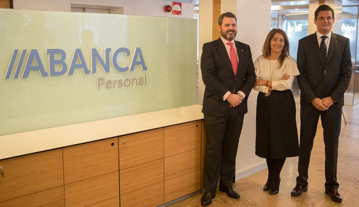 Luis Beraza, director de Negocio España de ABANCA, Mónica Vázquez, directora de ABANCA Personal, y Manuel Nogueira, director de Banca de Particulares.
