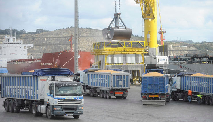 Movimiento de mercancías en el Puerto Exterior de A Coruña.