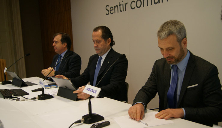 Botas, Escotet y de Francisco en la presentación de resultados de Abanca en Santiago./P.L.