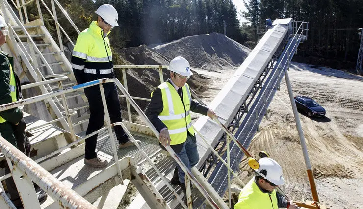 El director xeral de Enerxía e Minas en su visita a la explotación lucense. /X.PONTE.