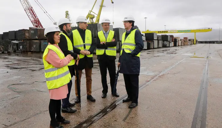 Fracisco Conde en su visita a las instalaciones de Kaleido en el puerto de Vigo.