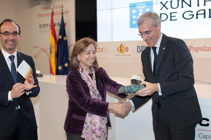 La secretaria de Estado de Comercio entrega el premio de Cofides al conselleiro de Economía de la Xunta./CH.BARROSO.