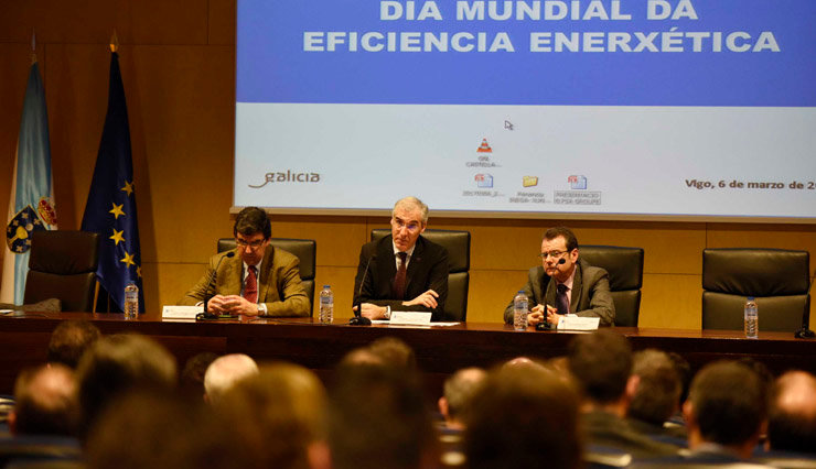 El delegado de la Xunta en Vigo, el conselleiro de Economía y el director xeral de Enerxía e Minas en la jornada sobre eficiencia energética.