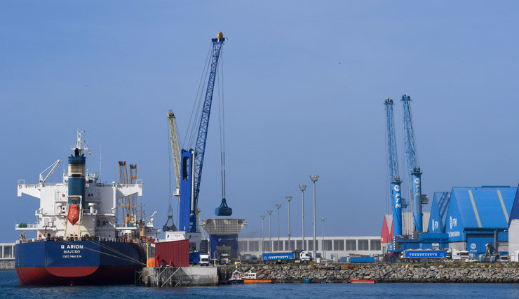 Buque operando en el Puerto Exterior de A Coruña.