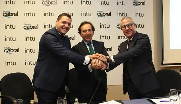 Rubén Pérez, presidente de la Asociación de Comerciantes y Hosteleros de la Zona Náutico de Vigo; Salvador Arenere, consejero de Intu Eurofund; y Anxo Méndez, gerente de la Asociación de Comerciantes y Hosteleros Vigovello.