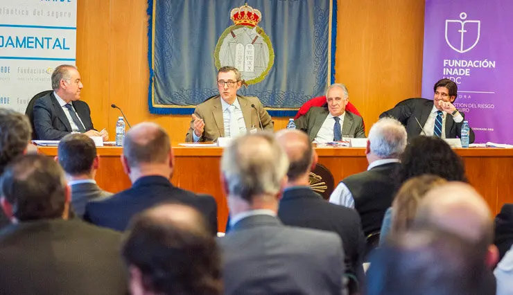 (Intervinientes en la tribuna de Foro Inade: Adolfo Campos, Ricardo Ron, Santiago Martín y Víctor Lucas.