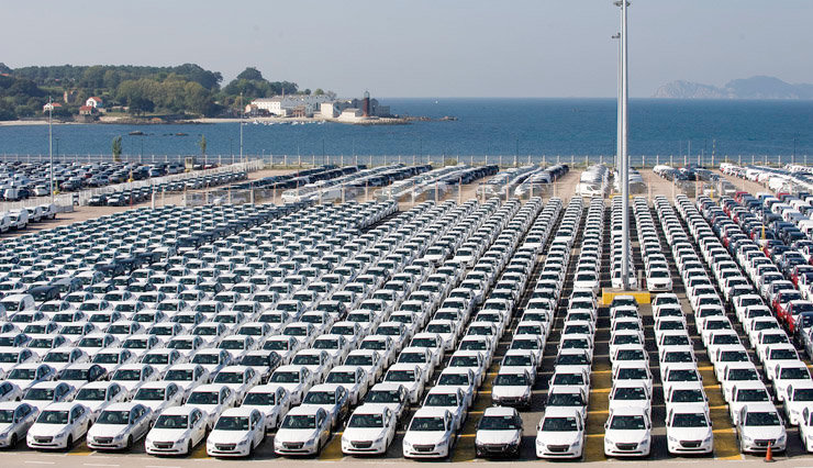 Vehículos listos para embarcar en la terminal de automoción del Puerto de Vigo./V.CAMESELLE.