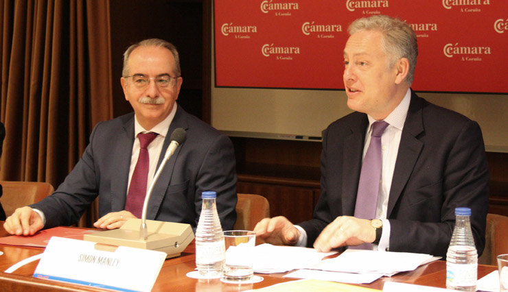 El presidente de la Cámara de Comercio de A Coruña y el embajador de Reino Unido en España.