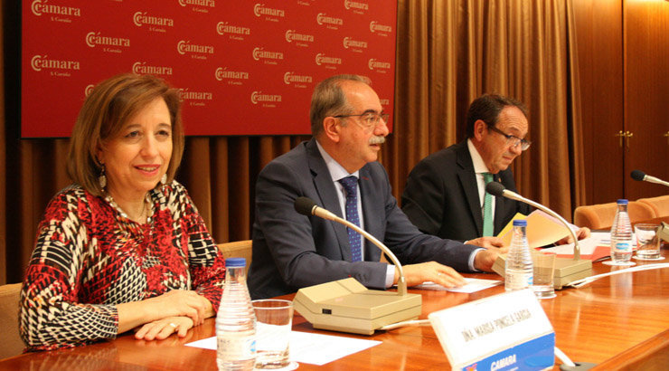 Marisa Poncela, acompañada de Antonio Couceiro y Gonzalo Ortiz, en la Cámara de Comercio de A Coruña.