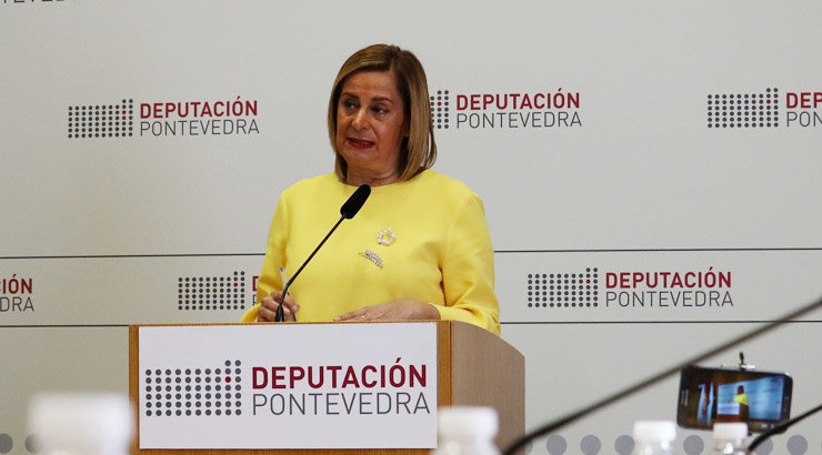 A presidenta da Deputación de Pontevedra, Carmela Silva, explicando estas liñas de axudas.