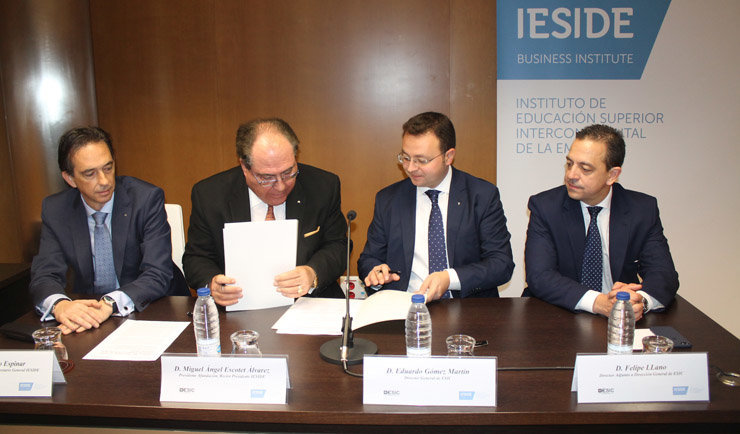 Firma del acuerdo entre los representantes de IESIDE y de ESIC, en el Campus de A Coruña de IESIDE.