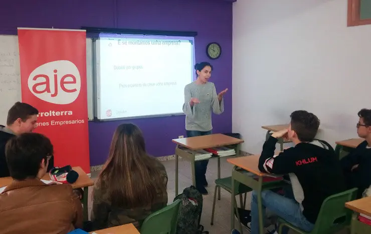 Charla de una asociada de AJE Ferrolterra en el Colegio Ayala.