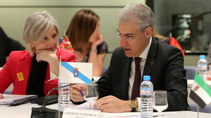 La directora xeral de Emprego de la Xunta y el conselleiro de Economía, en la conferencia sectorial celebrada en Madrid.