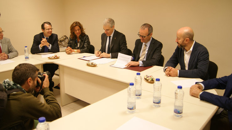 Firma del convenio entre el conselleiro de Economía y el alcalde de Ourense en la sede de la empresa Distribuciones E.Carballo./P.L.