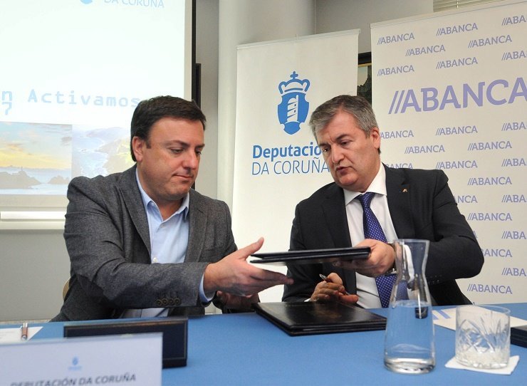 Valentín González e Santiago Novoa na sinatura do acordo.