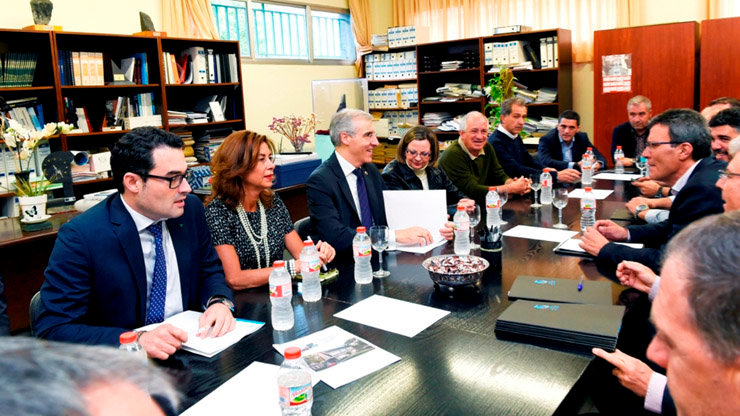 Reunión del conselleiro de Economía con miembros del Clúster de la Pizarra en Carballeda de Valdeorras.
