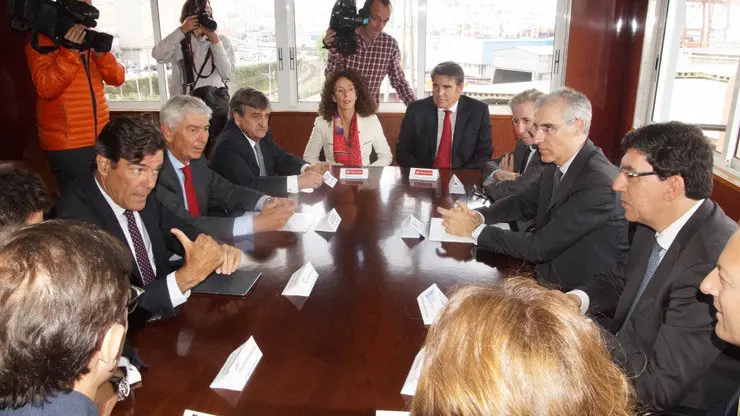 Representantes de Factorías Vulcano y Transmediterránea, junto al presidentede