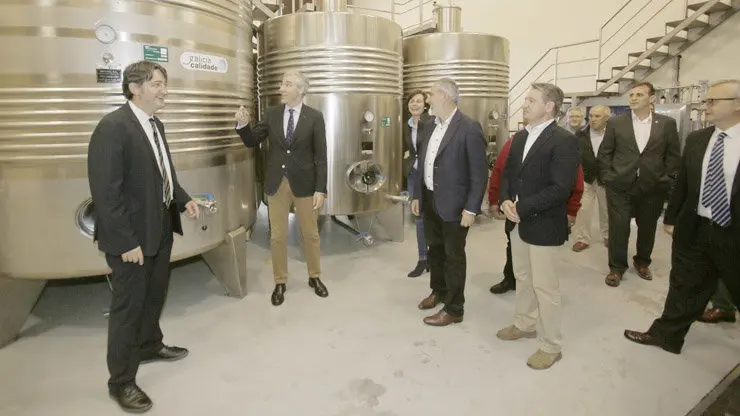 O conselleiro de Economía, Emprego e Industria, Francisco Conde, acompañado do delegado territorial da Xunta en Pontevedra, José Manuel Cores Tourís, visitará as Adegas Terra de Asorei. En Cabeiro-San Martiño de Meis s/n, na saída 7 da autovía do Salnés (saída da estación de servizo. Coordenadas: 42°29'49.9"N 8°44'23.5"W).