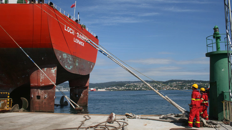 Una operación de amarre en el Puerto de Ferrol.