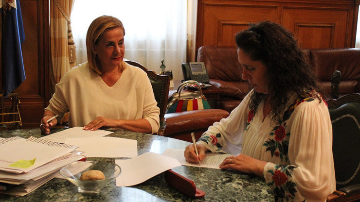Carmela Silva e Rosa Arcos asinaron o convenio.
