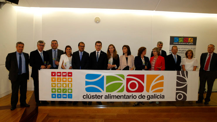 Foto de familia de autoridades y premiados en los III Premios Galicia Alimentación.