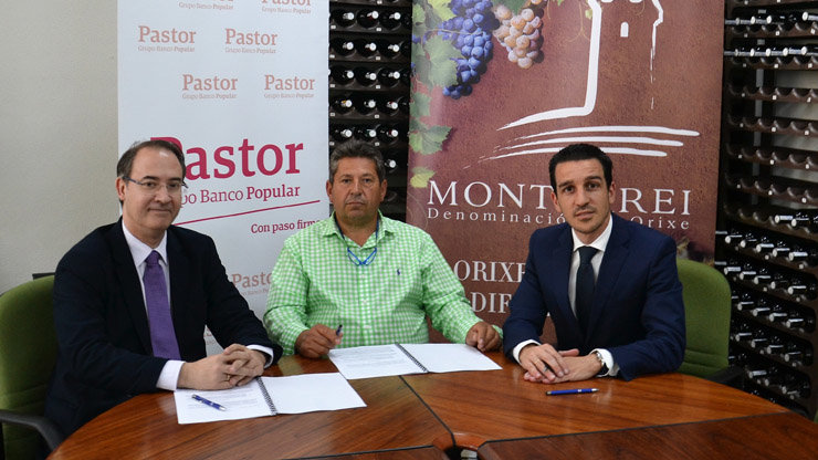 Los directivos de Pastor y la D.O. Monterrei en la firma del acuerdo.