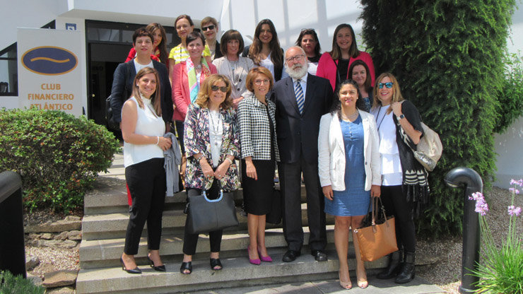 Asociadas de Executivas de Galicia con el presidente del Club Financiero Atlántico.