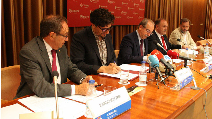 Representantes de la Cámara de Comercio, el Consorcio de Turismo e Iberia firmaron el acuerdo.