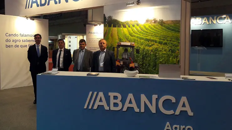 O director de ABANCA Agro, Jesús Combarro (primeiro pola esquerda), xunto ao stand do banco na Semana Verde.