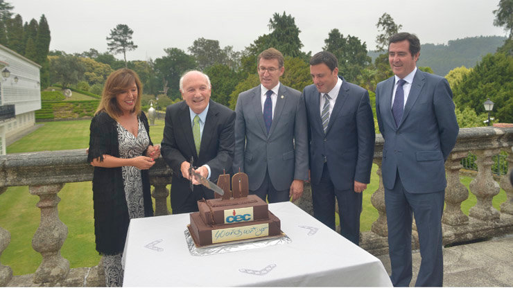 El presidente de la CEC corta la tarta de celebración del 40º aniversario en presencia de la conselleira de Medio Ambiente, el presidente de la Xunta y el presidente de Cepyme.