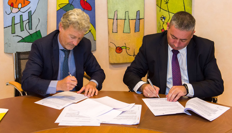 Víctor Jáuregui y José Antonio Sánchez firmaron el acuerdo entre Club Financiero de Vigo y Gas Natural Fenosa./P.CANDAMIO.