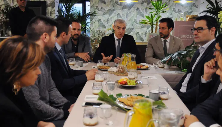 Francisco Conde no almorzo con membros de AJE Ourense.