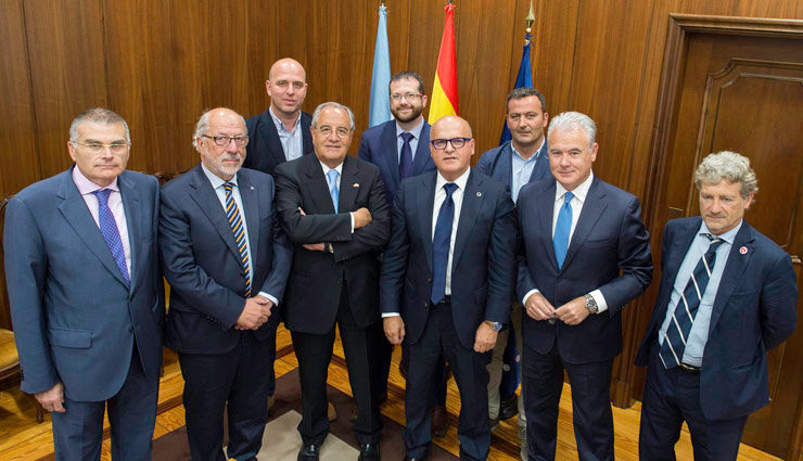 El presidente de la Diputación de Ourense con empresarios del Círculo de Empresarios de Galicia./A.PAZ.