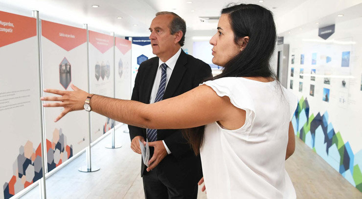 Enrique Losada visitó la exposición itinirante sobre el GNL en el Parrote.