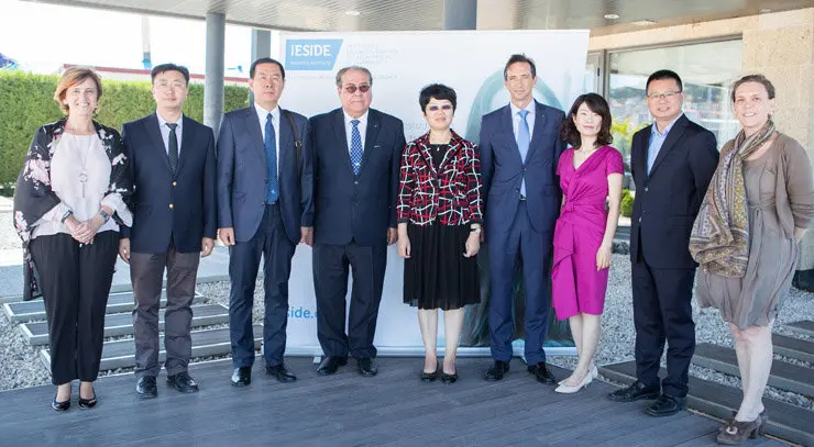 La delegación de la UIBE con los directivos de IESIDE.