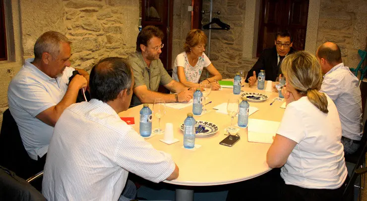 Representantes dos sindicatos CIG, CCOO e UGT xunto ao presidente da CEG.