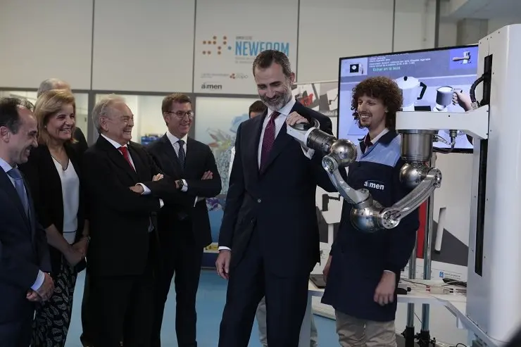 Felipe VI durante su visita a las instalaciones del Centro de Aplicaciones Láser de AIMEN.