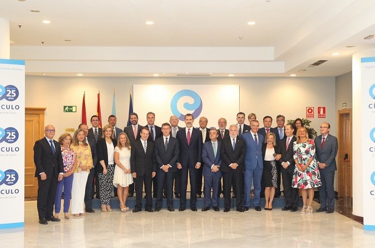 Don Felipe junto a miembros de la Junta del Círculo de Empresarios de Galicia y autoridades./CASA DE