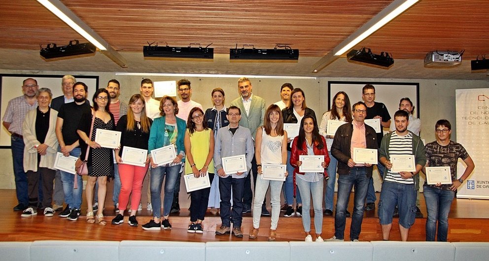 Alfonso Marnotes e Sol Vázquez cos alumnos dos cinco cursos impartidos no Centro de Novas Tecnoloxías de Galicia.