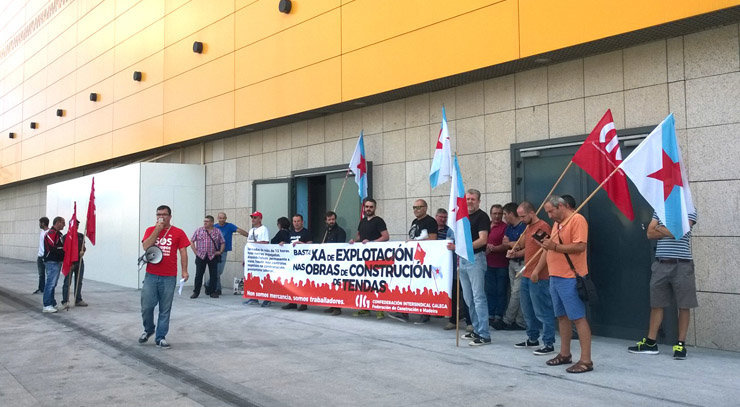 Protesta do sindicato CIG ás portas das obras da tenda Zara en Marineda, A Coruña.