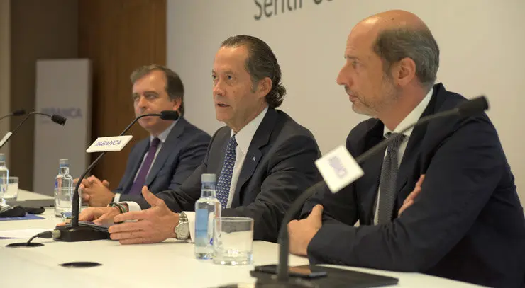 Francisco Botas, Juan Carlos Escotet y Alfonso Caruana, en un momento de la jornada.