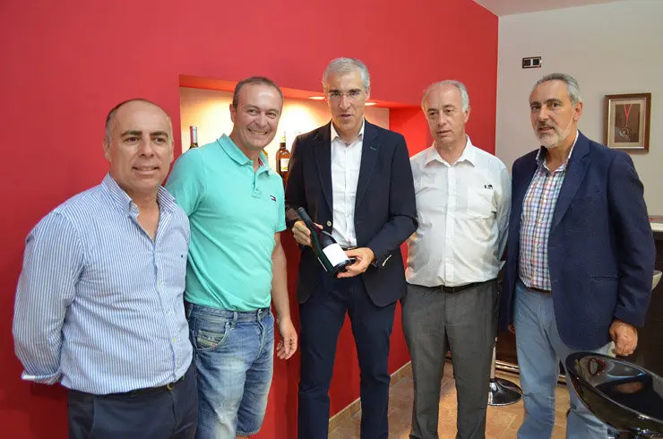 Francisco Conde en la bodega Gran Vinum, en Vilanova de Arousa.