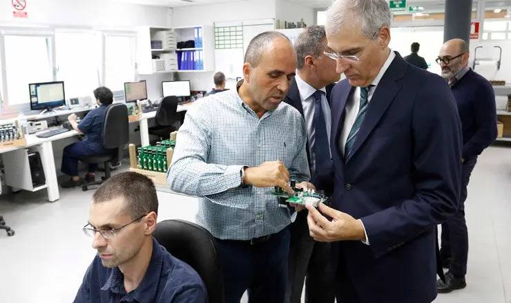 El conselleiro de Economía en las instalaciones de Marine Instruments en Nigrán./M.VÁZQUEZ.