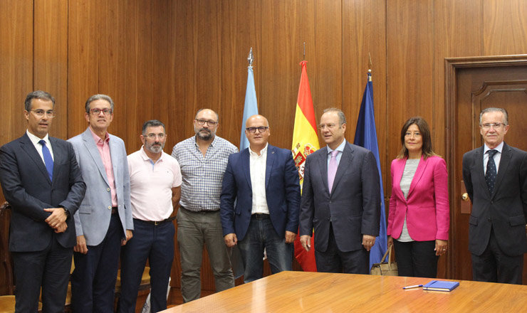 Directivos de la CEO con el presidente de la Diputación ourensana.