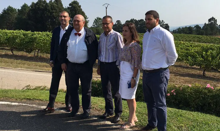 Enrique Costas Rodríguez, director general del Grupo Terras Gauda; José Mª Fonseca Moretón, presidente; Emilio Rodríguez Canas, director técnico de Bodegas Terras Gauda; Carmen Martínez, investigadora del CSIC y directora del grupo de viticultura de la Misión Biológica de Galicia; y Antón Fonseca, vicepresidente del Grupo bodeguero, en los viñedos de Terras Gauda.