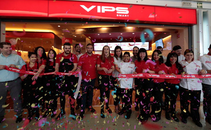 Personal de VIPS Smart en el Centro Comercial Gran Vía de Vigo.