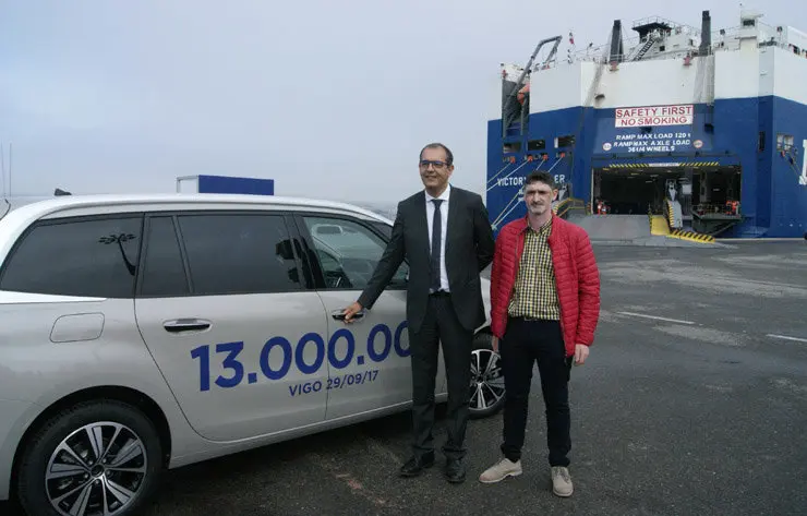 Frédérich Puech y Antonio Rodríguez junto al vehículo 13 millones (un Citroën Grand C4 Picasso), antes de embarcar en la Terminal de Bouzas./P.L.