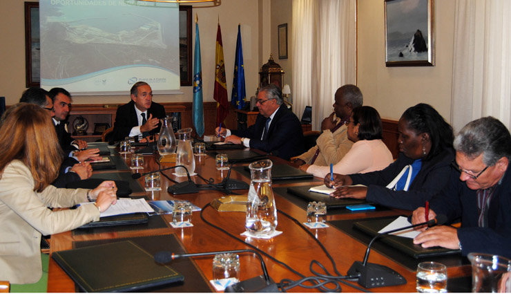 El presidente de la Autoridad Portuaria de A Coruña con la delegación cubana.