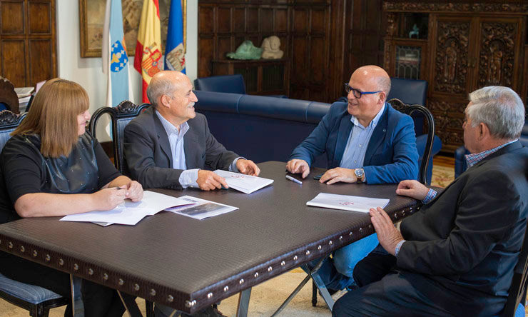 El presidente de la Diputación de Ourense con directivos de la Asociación de Empresarios del Polígono de San Cibrao./A.PAZ.