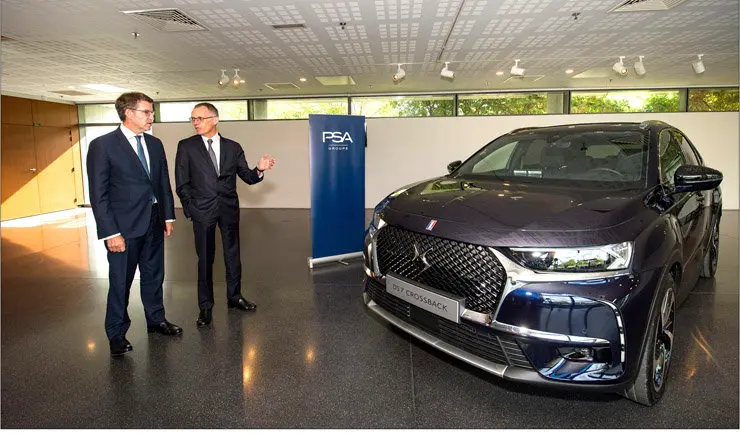 Alberto Núñez Feijóo y Carlos Tavares en el centro técnico de PSA en París.